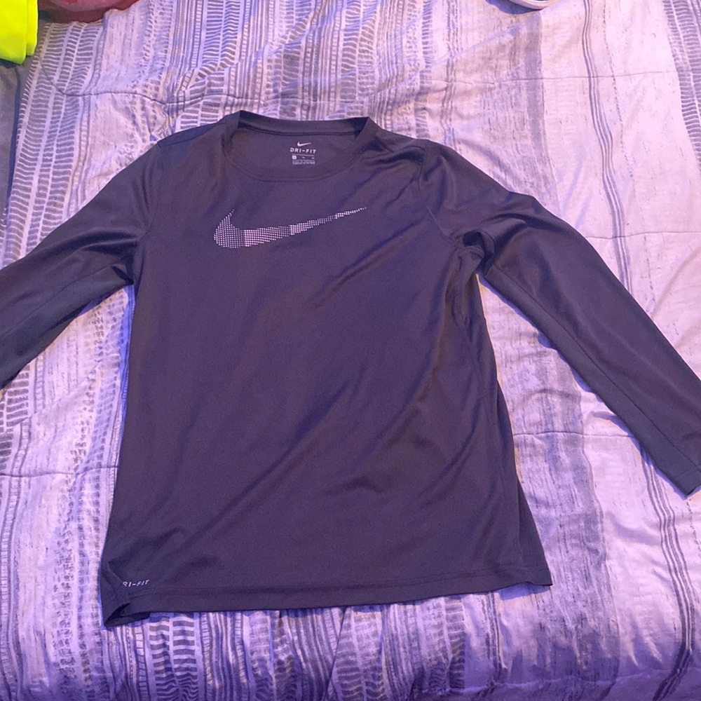 Dark grey long sleeve Nike t-shirt
